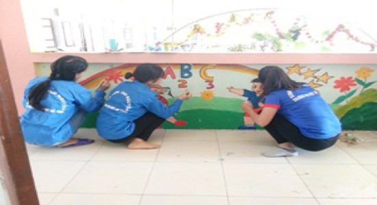 Đoàn Trường Đại học Hà Tĩnh hỗ trợ Trường Mầm non xã Thạch Tiến trang trí lớp học và vẽ tranh trên tường 