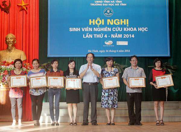 Khen thưởng cho các giảng viên có thành tích trong hướng dẫn sinh viên NCKH