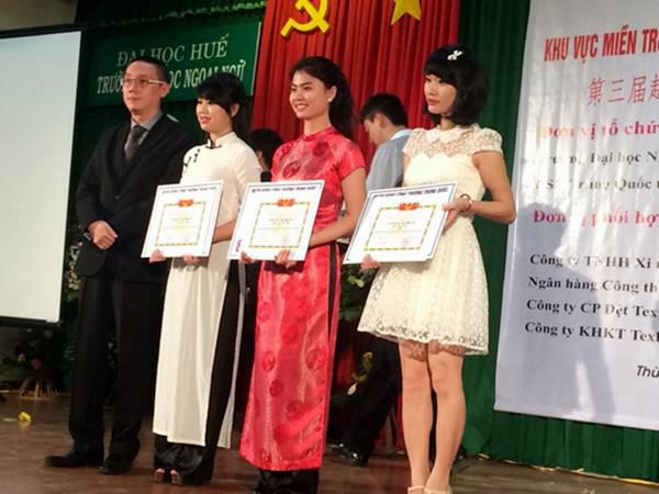 Sinh viên Lê Thị Quốc Thiều nhận giải Ba của cuộc thi