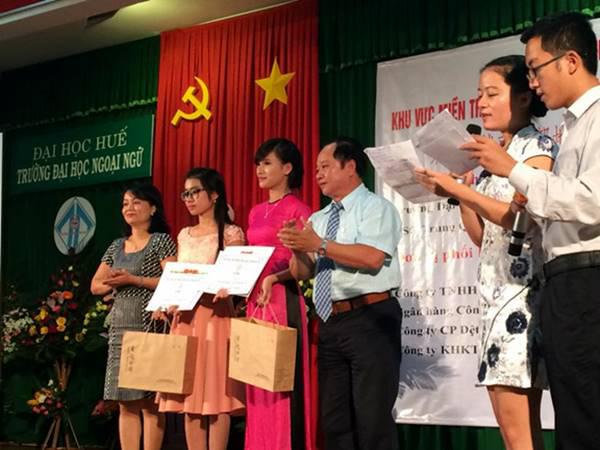 Sinh viên Nguyễn Thị Hoa nhận giải Khuyến khích từ Ban Tổ chức